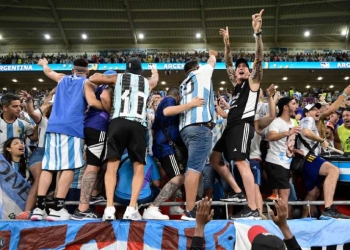 Barristas y más de 30.000 hinchas. El factor diferencial de Argentina