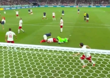 El golazo de chilena que le anularon a Giroud vs. Polonia: ¿Era falta?