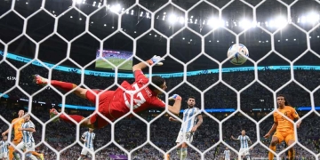 Dibu Martínez: 2 tiros al arco y 2 goles para Países Bajos