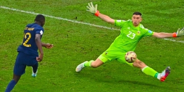 ‘Dibu’ Martínez, héroe nacional: salvada en el último minuto y penal atajado