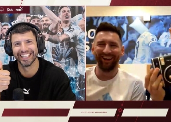 Messi apareció junto al Papu Gómez en el canal de twitch del Kun