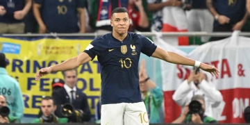 Arturo Vidal no se olvidó y arremetió contra Mbappé