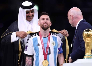 ¿Qué es lo que le pusieron a Messi al momento de recibir la Copa?