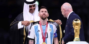 ¿Qué es lo que le pusieron a Messi al momento de recibir la Copa?