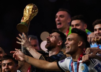 Lionel Messi tiene la Copa del Mundo en sus manos