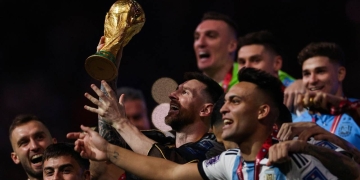 Lionel Messi tiene la Copa del Mundo en sus manos