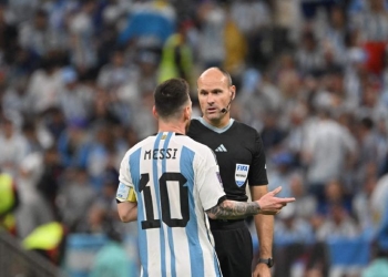 Messi y el Dibu muy calientes con Mateu Lahoz: «El peor árbitro de la Copa»