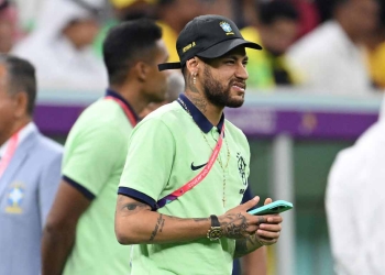Nueva foto viral de Neymar en Catar 2022. ¿Qué es lo que tiene en el celular?