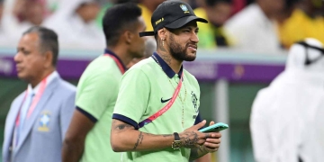 Nueva foto viral de Neymar en Catar 2022. ¿Qué es lo que tiene en el celular?