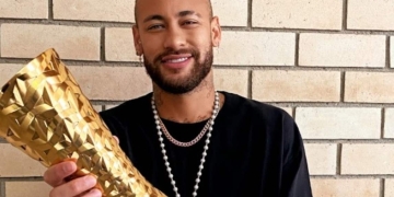 Pelé recibe homenaje de Budweiser con trofeo al Jugador de la Historia