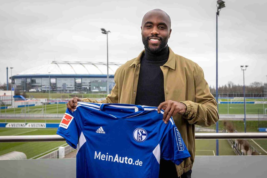 Éder Álvarez Balanta fue presentado oficialmente en su nuevo club