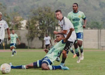 ¡Primero de Luciano Pons en 2023! Balonazo desde afuera del área