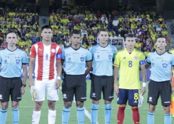 Comienzo difícil de la Selección Colombia: penal en contra a los 6 minutos