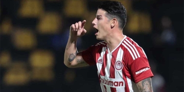 ¿James más afuera que adentro del Olympiacos?
