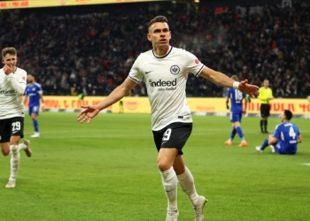 Santos Borré está de regreso: gol y asistencia con el Frankfurt