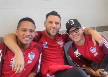 Carlos Bacca habló sobre Juanfer: "Es apenas su segundo partido..."