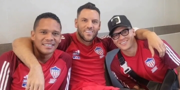 Carlos Bacca habló sobre Juanfer: "Es apenas su segundo partido..."
