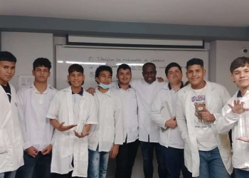 Así disfruta Carmelo Valencia de su retiro... ¡Terminando el colegio!