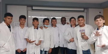 Así disfruta Carmelo Valencia de su retiro... ¡Terminando el colegio!