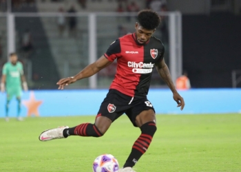 Jherson Mosquera, indiscutido en Argentina: ya marcó gol con Newell’s