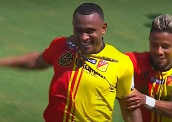 El primer gol de Ángelo Rodríguez en el Pereira, rarísimo y desde el piso