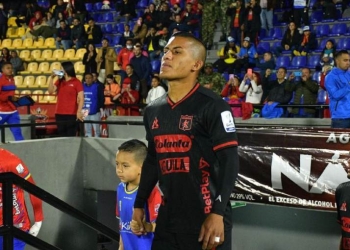 Cristian Barrios defiende la línea de 3 en América