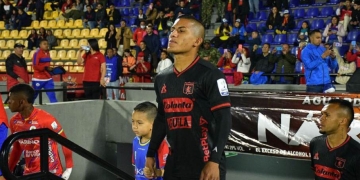 Cristian Barrios defiende la línea de 3 en América