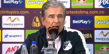 Otra imperdible rueda de prensa de Pinto: “Preguntas absurdas” y “¿Nosotros nos tiramos al piso?”