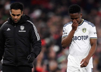 ¿¡Qué le pasó a Sinisterra!? 8 minutos y afuera del duelo ante Manchester United