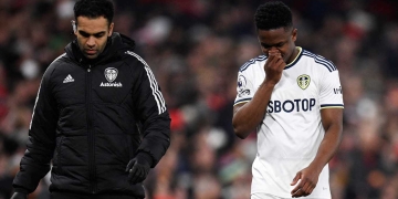 ¿¡Qué le pasó a Sinisterra!? 8 minutos y afuera del duelo ante Manchester United