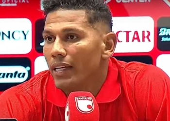 Álex Mejía: su reclamo por el segundo penalti a Santa Fe y “jugar a las 2 p.m. en Bogotá es…”