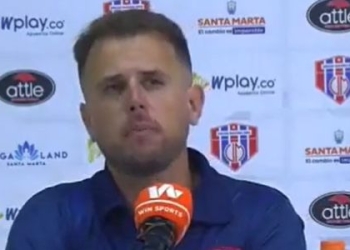 "Nosotros no experimentamos...": El entrenador que se enojó en la rueda de prensa