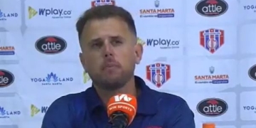 "Nosotros no experimentamos...": El entrenador que se enojó en la rueda de prensa