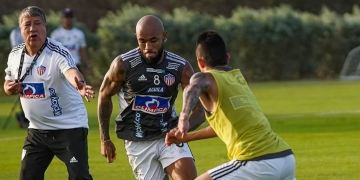 Bolillo Gómez, muy molesto en sus primeros días como DT de Junior