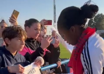 Linda firmó su primera camiseta y no fue la del Real Madrid