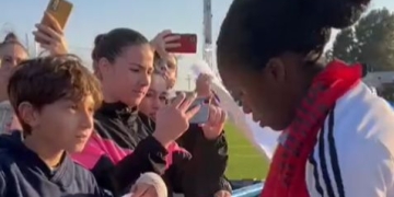 Linda firmó su primera camiseta y no fue la del Real Madrid