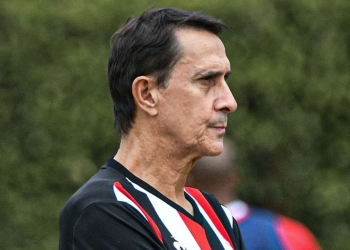 Alexandre Guimarães: «El parón le ha caído bien al grupo»