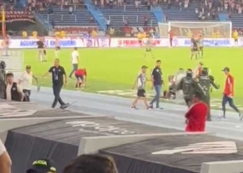 Tensión en Junior: Arturo Reyes, su salida de la cancha entre agresiones y abucheos