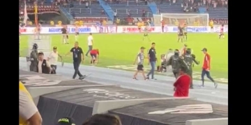 Tensión en Junior: Arturo Reyes, su salida de la cancha entre agresiones y abucheos