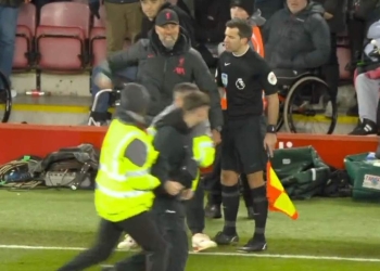Liverpool suspendió de por vida a un hincha que se metió a la cancha