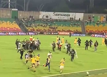 No se vio en TV: invasión de cancha en Bucaramanga vs. Deportes Tolima