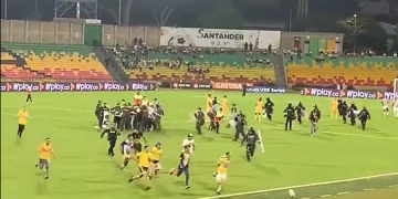 No se vio en TV: invasión de cancha en Bucaramanga vs. Deportes Tolima