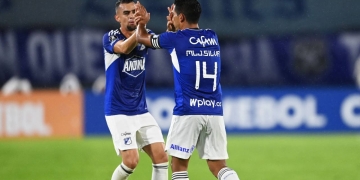 Mackálister, el más bajito del área, marca de cabeza ante Mineiro