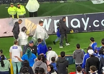 Bochornoso: hinchas de Millonarios echan a un niño por recibir una camiseta del rival
