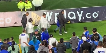 Bochornoso: hinchas de Millonarios echan a un niño por recibir una camiseta del rival