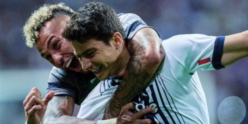 Stefan Medina marca desde afuera del área y le hace ojitos a la Selección