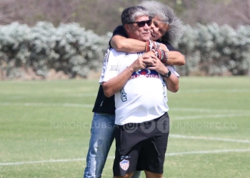 Video: La visita del Pibe Valderrama al Bolillo y su discurso a los jugadores de Junior