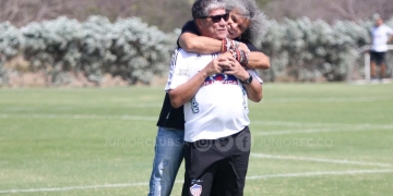 Video: La visita del Pibe Valderrama al Bolillo y su discurso a los jugadores de Junior