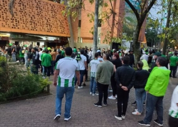 ¡Lo que pasa a las afueras del Atanasio Girardot!