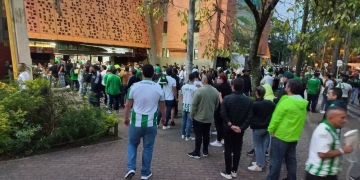 ¡Lo que pasa a las afueras del Atanasio Girardot!